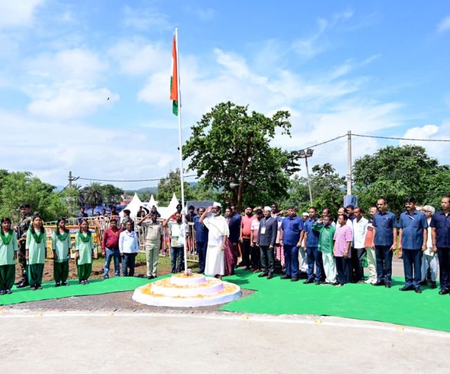 झंडा फहराते हेमंत सोरेन 